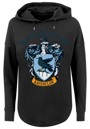 Černá mikina s kapucí se znakem Ravenclaw. Design zahrnuje havrana, modrý štít a zlaté akcenty s textem "RAVENCLAW" nahoře a dole.