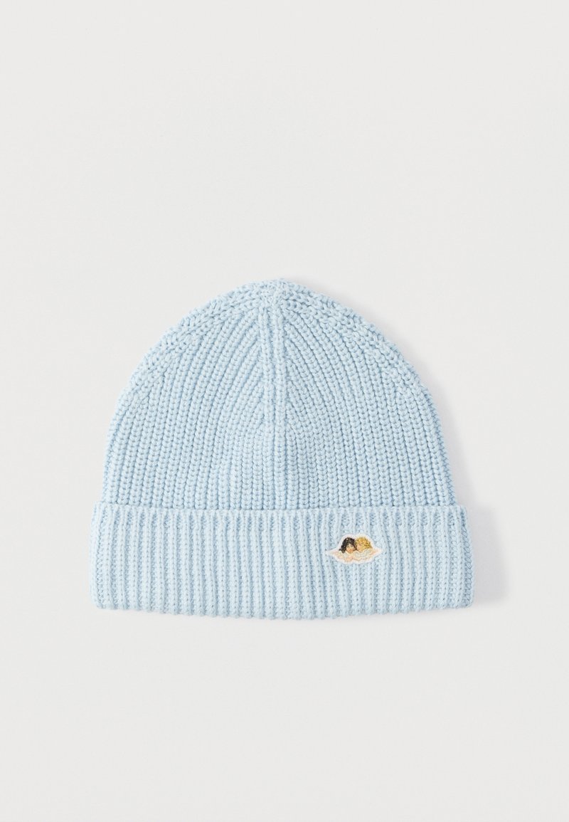 Ανοιχτό μπλε πλεκτό σκουφάκι με ριμπ μανσέτα, που διαθέτει μικρό κεντητό σχέδιο στο μπροστινό μέρος. Μαλακή υφή και εφαρμοστή εφαρμογή.