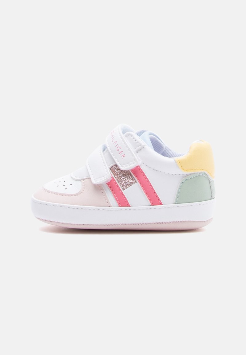 Λευκά και παστέλ αθλητικά παπούτσια με ιμάντες βέλκρο, διακοσμημένα με ροζ γκλίτερ, πράσινες και κίτρινες λεπτομέρειες, και σχεδιασμό με στρογγυλεμένη μύτη.