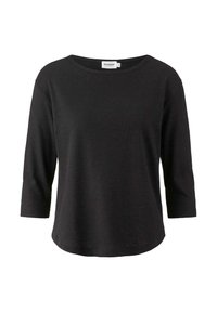 Schwarzes Shirt mit 3/4-Ärmeln, aus weichem Stoff gefertigt; mit Rundhalsausschnitt und lockerer Passform. Etikett am Kragen sichtbar.