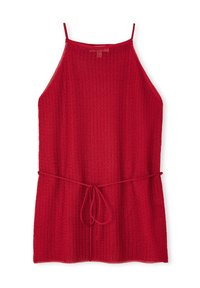 Vestido de ganchillo rojo con tirantes finos, un patrón texturizado y un lazo en la cintura. El dobladillo tiene un leve efecto acampanado en la parte inferior.