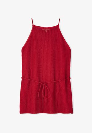 Vestido de ganchillo rojo con tirantes finos, un patrón texturizado y un lazo en la cintura. El dobladillo tiene un leve efecto acampanado en la parte inferior.