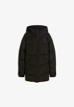 Čierna vypchatá bunda s kapucňou, s horizontálnym prešívaním, so zipsovými vreckami a predným zipsom, vyrobená z ľahkého materiálu.