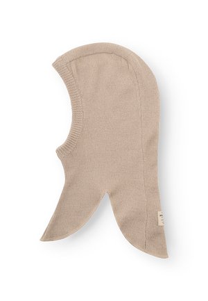 Beige Strick-Balaclava mit abgerundetem Oberteil und verlängerten Ohrenklappen um das Gesicht. Verfügt über ein kleines Etikett nahe dem Rand, glatte Textur.