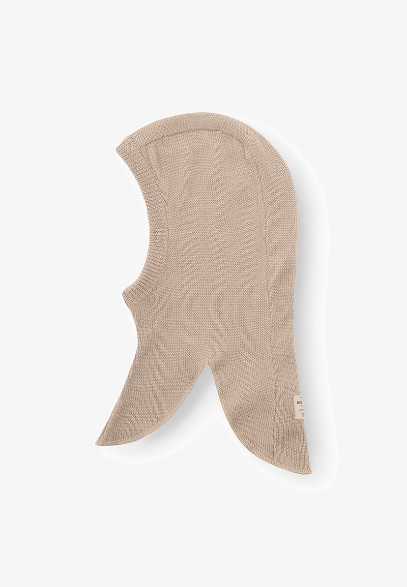Beige gebreide balaclava met een afgeronde bovenkant en verlengde flappen rond het gezicht. Bevat een klein label nabij de rand, met een gladde textuur.