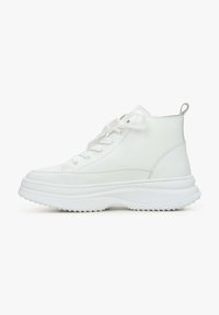 Witte high-top sneakers met een glad leren buitenkant, tonale veters en een dikke, gestructureerde zool met een zigzagpatroon.