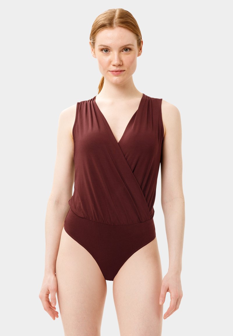 Body color bordeaux senza maniche con scollatura a V profonda, spalle arricciate e fondo alto aderente, realizzato in un tessuto liscio e elasticizzato.