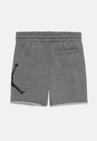 Szare bawełniane krótkie spodenki dresowe z elastycznym paskiem w talii, z boczną kieszenią i czarnym logo w sylwetce na lewej nogawce.