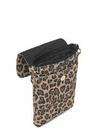 Väskan i leopardmönstrad tyg har en svart överdel, dragkedjestängning och guldfärgade detaljer. Strukturerad yta med ett mönstrat design.