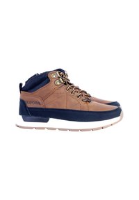 Las zapatillas altas en marrón y azul marino presentan una parte superior de cuero texturizado y malla, ojales de latón y una suela de goma blanca con un patrón de piso pronunciado.