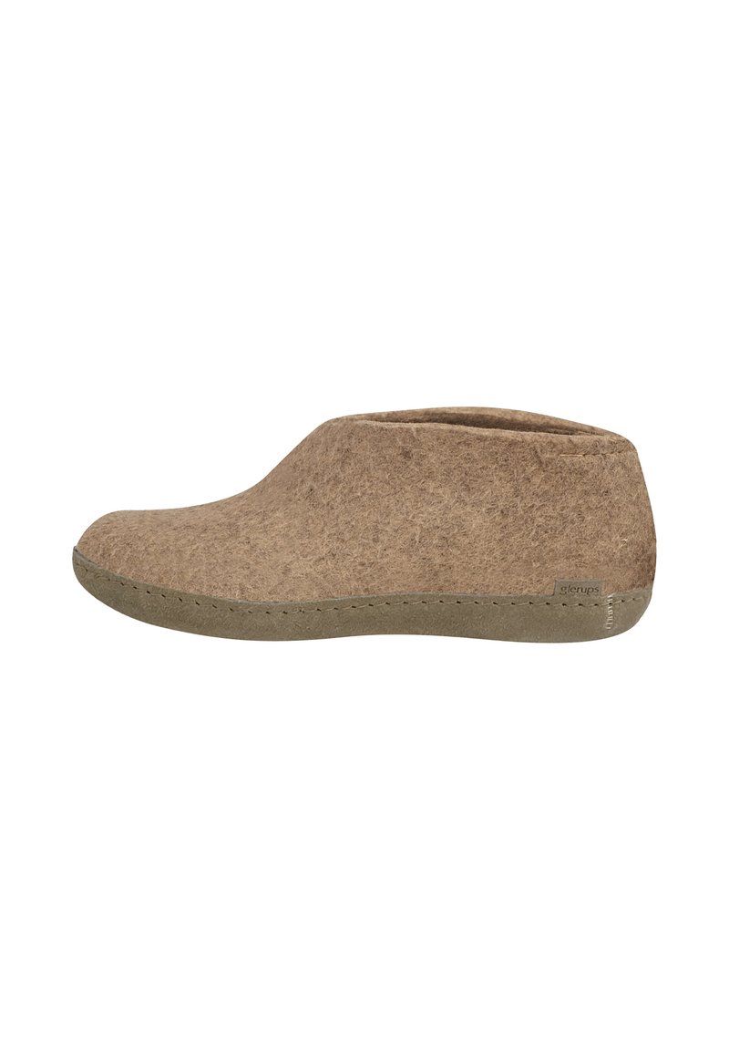 Pantofole in feltro marrone con profilo basso e arrotondato e suola in gomma grigia. Presentano una superficie texturizzata e un piccolo etichetta del marchio sul lato.