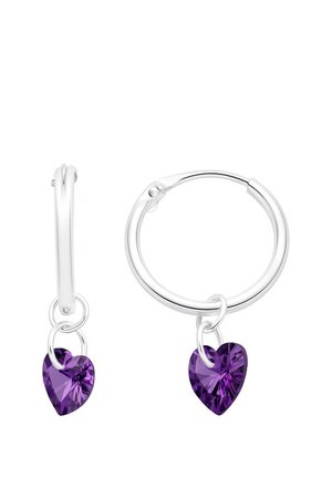 Orecchini a cerchio in argento, ognuno con un piccolo ciondolo a forma di cuore viola sfaccettato appeso al cerchio.