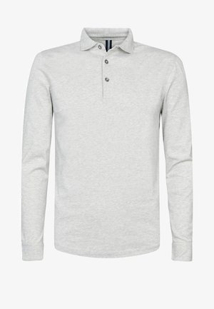Jasnoszara koszulka polo z długim rękawem, kołnierzykiem i plisą na trzy guziki, wykonana z miękkiej tkaniny, o prostym, czystym wzornictwie.
