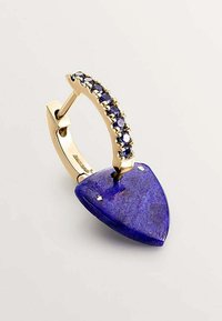 Pendiente de aro dorado con un colgante triangular de lapislázuli, adornado con pequeñas piedras preciosas moradas a lo largo del borde superior.