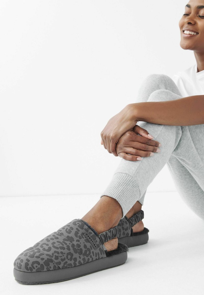 Next QUILTED MULE SLIPPERS WITH ELASTIC SUPPORT Pantofole grey