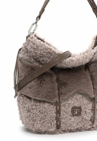 Borsa in finta pelliccia beige con superficie testurizzata, caratterizzata da una tracolla in pelle e dettagli a zigzag. Ferramenta in argento e un logo sul davanti.