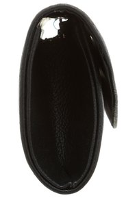 Czarny skórzany portfel o kompaktowym designie z teksturowanym wnętrzem. Wyposażony w zatrzask i gładkie krawędzie, widziany z góry.