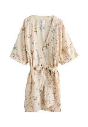Kwiatowy kimono w miękkim beżowym materiale, z krótkimi rękawami, w formie owijanej i z samodzielnym paskiem, zdobiony różnorodnymi pastelowymi wzorami kwiatowymi.