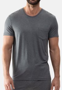 Harmaa puuvillapaita, jossa on lyhyet hihat, pyöreä kaula-aukko ja pieni vasemman rinnan tasku. Pehmeä tekstuuri, istuva malli.