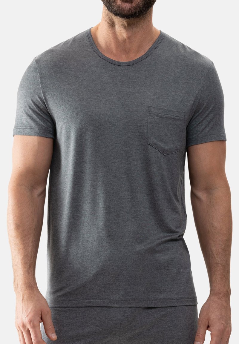 Harmaa puuvillapaita, jossa on lyhyet hihat, pyöreä kaula-aukko ja pieni vasemman rinnan tasku. Pehmeä tekstuuri, istuva malli.