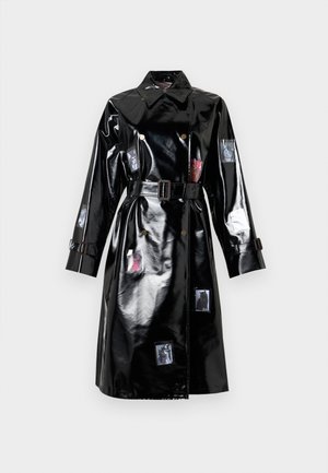 Trench-coat noir brillant ceinturé avec grand col, manches longues, détails à boutons, et petites impressions photo dispersées sur le devant et les manches.