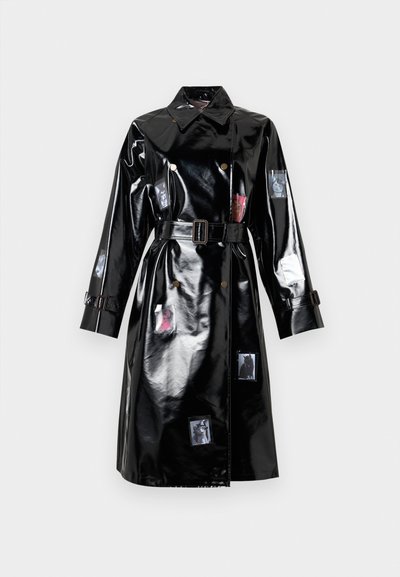 Μαύρο γυαλιστερό καμπαρντίνα με ζώνη, μεγάλο γιακά, μακριά μανίκια, λεπτομέρειες με κουμπιά και μικρά τυπωμένα φωτογραφικά μοτίβα διάσπαρτα στο μπροστινό μέρος και στα μανίκια.