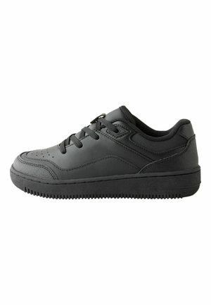 Sort lav sneaker med snøredesign, tekstureret sål og polstret krave på hvid baggrund.