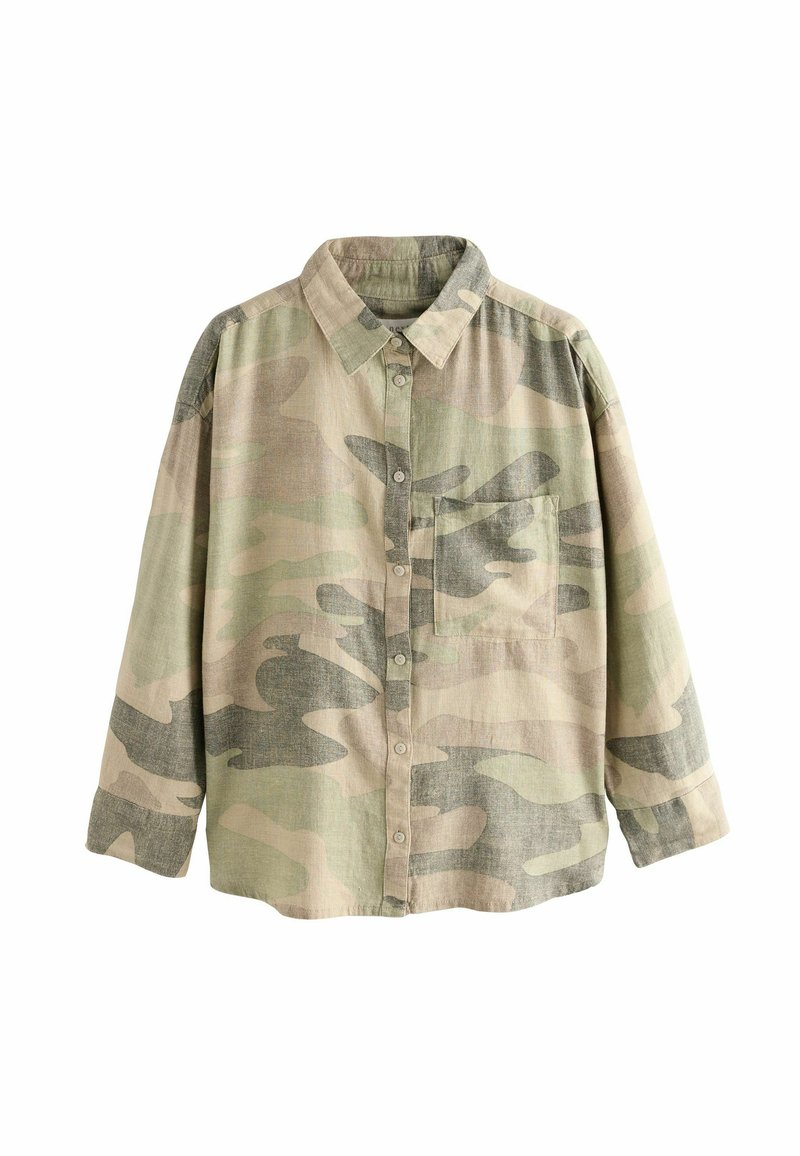 Camo knoopshirt in aardetinten van groen en beige, gemaakt van een lichtgewicht stof, met een enkele borstzak en lange mouwen.