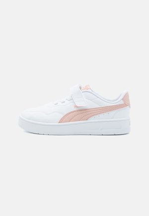 Baskets blanches avec un dessus synthétique texturé, des accents roses et une sangle velcro. Elles possèdent une semelle plate et un marquage distinctif PUMA.