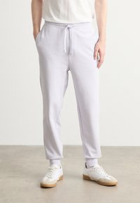 HUGO DAYOTE - Jogginghose - light pastel purple