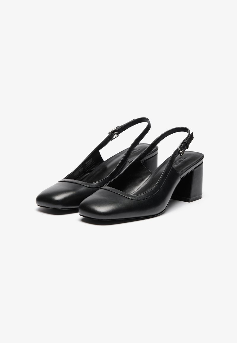 Tacchi slingback in pelle nera con punta quadrata, texture liscia, tacco a blocco moderato e cinturino regolabile per una calzata sicura.