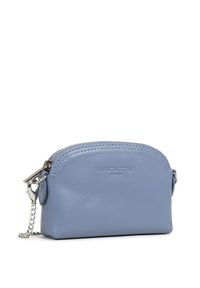 Pochette in pelle azzurro chiaro con parte superiore arrotondata, accessori in argento e tracolla a catena. Presenta il marchio inciso "LANCASTER PARIS".