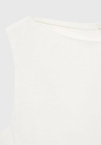 Top bianco senza maniche con scollo rotondo, caratterizzato da una texture liscia e un tessuto leggermente strutturato, progettato con una chiusura a zip sul retro.