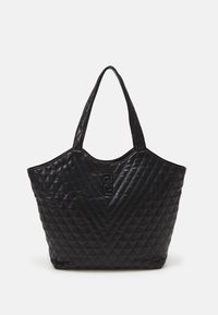 Svart vadderad tote-bag med ett texturerat mönster, utrustad med två axelremmar och en framträdande logotypdetalj på framsidan.