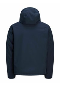 Veste de couleur marine avec une capuche, présentant une texture lisse, des poignets élastiques et un ourlet ajustable. Conçue pour résister aux intempéries.
