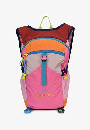 Barevný batoh s kombinací růžových, oranžových, červených a modrých panelů, s předním zipem a nastavitelnými popruhy pro pohodlí.