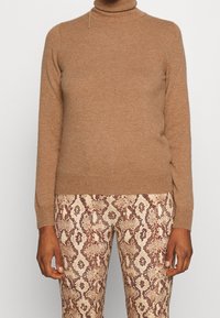 Repeat Sweter