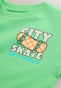 Unausgewählt, green skateboard