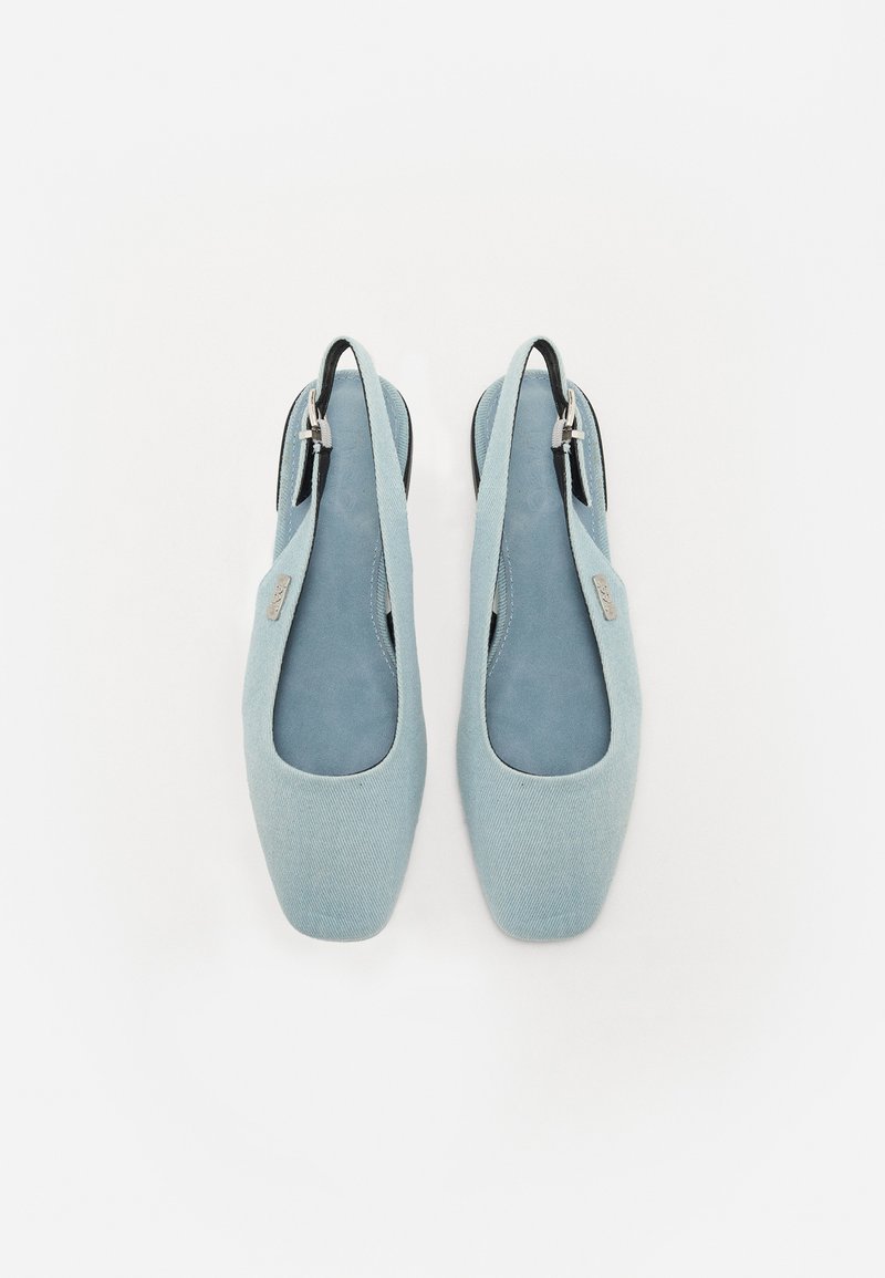 Blauwe stoffen slingback schoenen met een vierkante neus, suède binnenvoering en een metalen accent op de band, met een lage, platte zool.