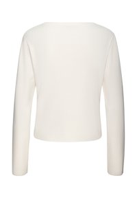 Weißes Langarmoberteil aus einem glatten Strickstoff. Verfügt über einen gerundeten Halsausschnitt und eine cropped Länge mit minimalen Nähten.