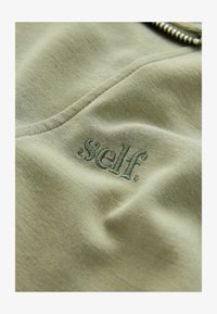 Seleccionado, sage green