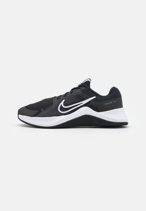 Czarny but sportowy z siateczkową cholewką, zaokrąglonymi palcami, białym logo Nike oraz teksturowaną gumową podeszwą. Posiada wyściełany kołnierz oraz zapięcie na sznurówki.