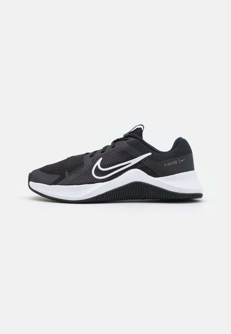 Scarpe sportive nere con tomaia in mesh, punta arrotondata, logo Nike bianco e suola in gomma testurizzata. Presentano un colletto imbottito e chiusura con lacci.