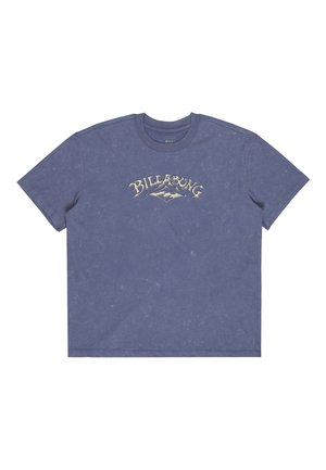 Blaues T-Shirt mit kurzen Ärmeln, verwaschenem Muster und in Beigefarbe auf der Brust bedrucktem "Billabong"-Logo.