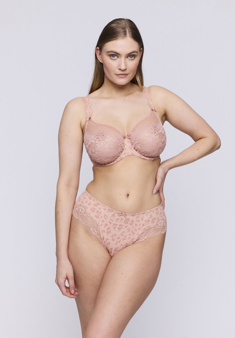 Roze kanten beha en bijpassende leopardprint slip met bloemdecoraties en een strikdetail, gemaakt van semi-doorzichtig stof met een complexe kanttextuur.