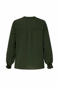 Blusa verde scuro a maniche lunghe con polsini arricciati, dettaglio di piega sul retro e una cucitura sulla parte superiore della schiena.