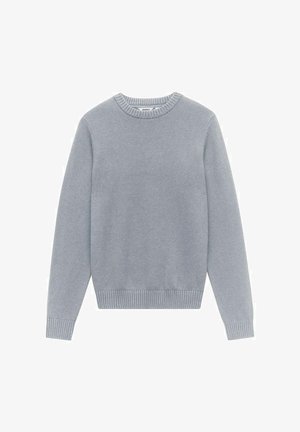 Lichtgrijze gebreide trui met een ronde halslijn, geribbelde manchetten en zoom, een gladde textuur en lange mouwen.