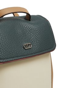 Torebka skórzana w dwóch kolorach, z teksturowanym ciemnozielonym klapą, srebrnym zapięciem, beżowym korpusem oraz widocznym tanowym przeszyciem uchwytu.