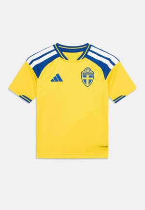 Camisola amarela de manga curta com detalhes em azul, apresentando um emblema da Suécia e três riscas nos ombros, feita de material respirável.