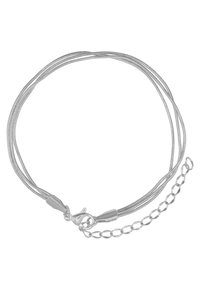 Collana a catena in argento a strati, con fili di metallo sottili e chiusura a gabbiano; presenta un'estensione della catena regolabile per lunghezze variabili.